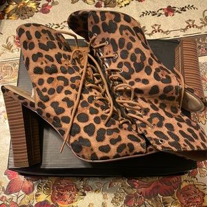 Super cute leopard / cheetah tie up heels size 9